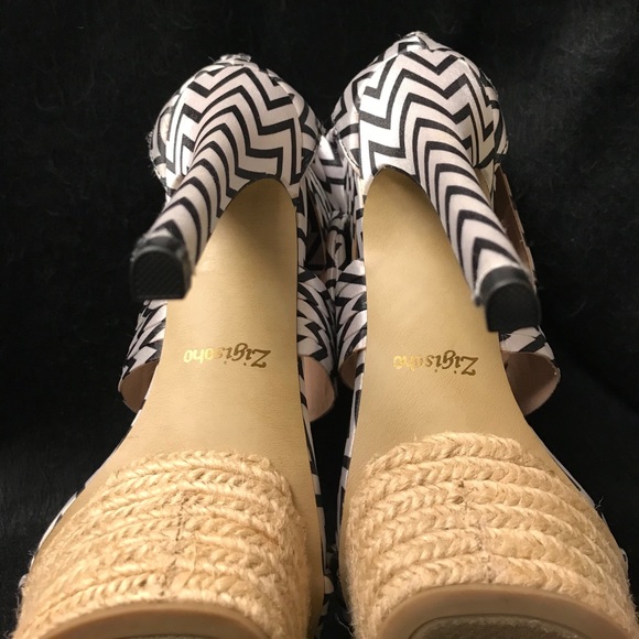 WOW 🤩 | Zigi Soho 4” Heels | Striking B&W & Bows - Picture 8 of 13